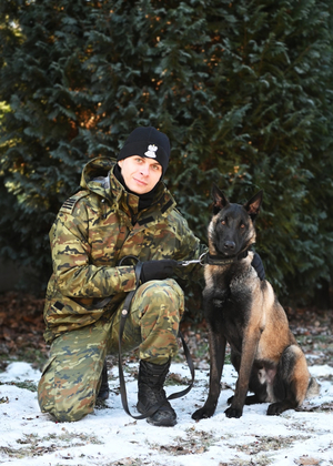 Funkcjonariusz Nadbużańskiego Oddziału SG z psem CODI Funkcjonariusz Nadbużańskiego Oddziału SG z psem CODI