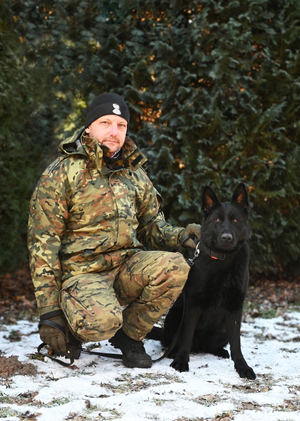Funkcjonariusz Podlaskiego Oddziału SG z psem CORA Funkcjonariusz Podlaskiego Oddziału SG z psem CORA