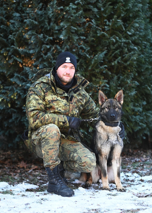 Funkcjonariusz Podlaskiego Oddziału SG z psem COSTA Funkcjonariusz Podlaskiego Oddziału SG z psem COSTA