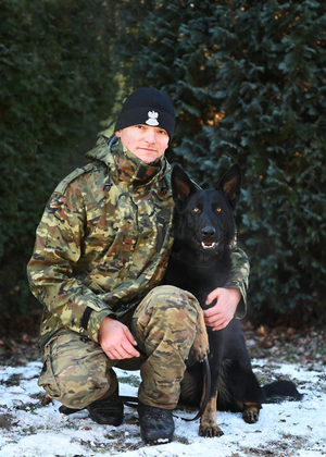 Funkcjonariusz Bieszczadzkiego Oddziału SG z psem CEZAR Funkcjonariusz Bieszczadzkiego Oddziału SG z psem CEZAR