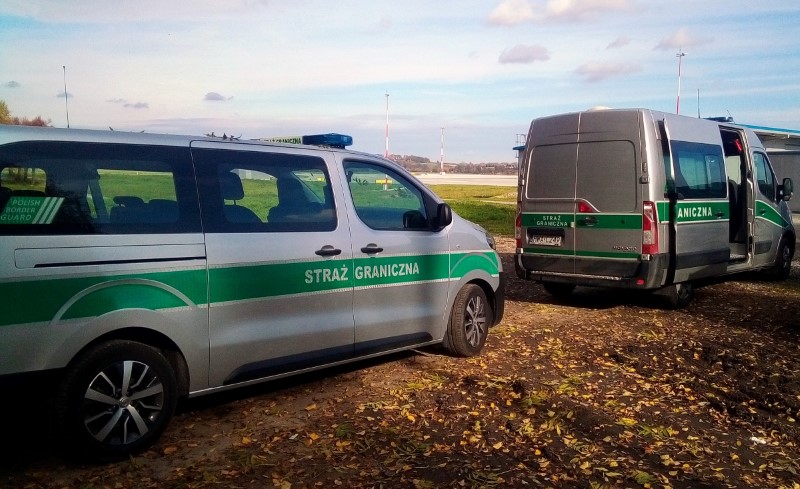 Dwa oznakowane pojazdy służbowe straży granicznej.