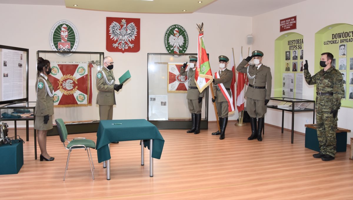  Ślubowanie nowo przyjętego do służby funkcjonariusza Straży Granicznej w Sali tradycji OSS SG w Lubaniu
