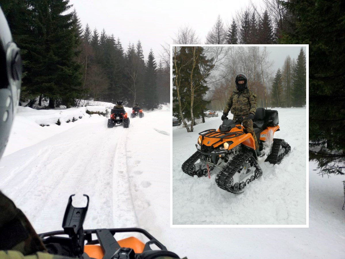 Funkcjonariusze Straży Granicznej na pojazdach ATV w terenie leśnym w scenerii zimowej.