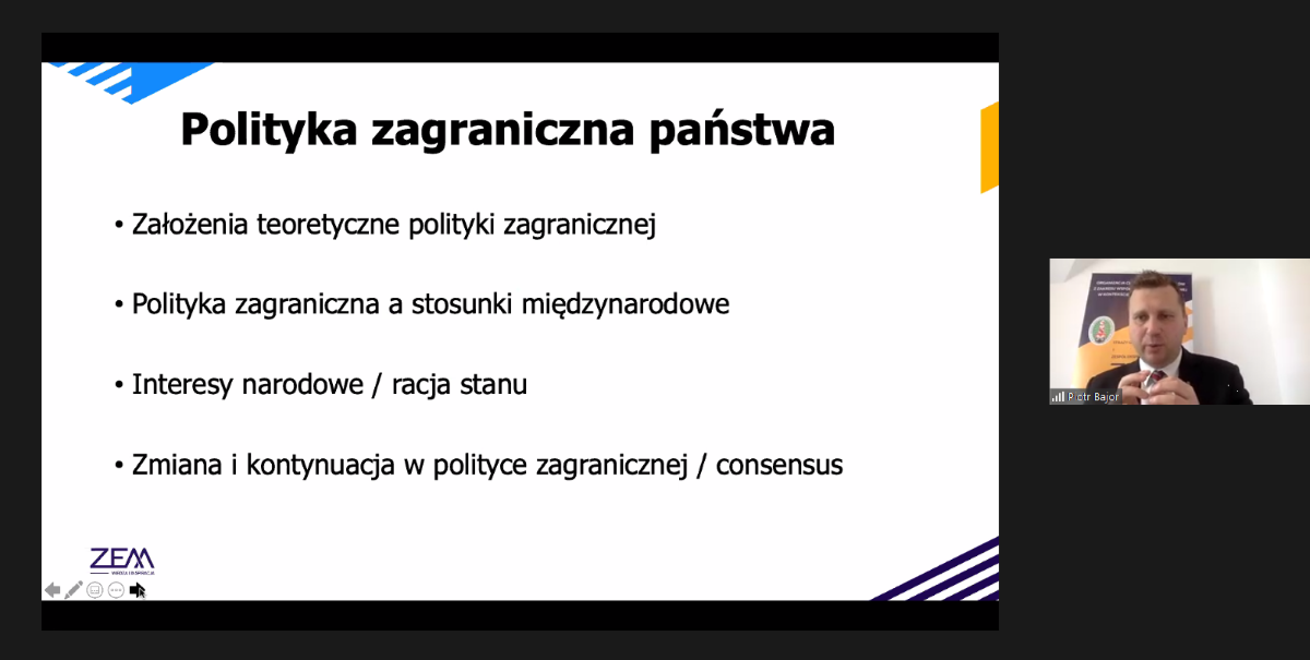prowadzący szkolenie z zakresu współpracy międzynarodowej w kontekście działań powrotowych z elementami identyfikacji i mediacji kulturowych