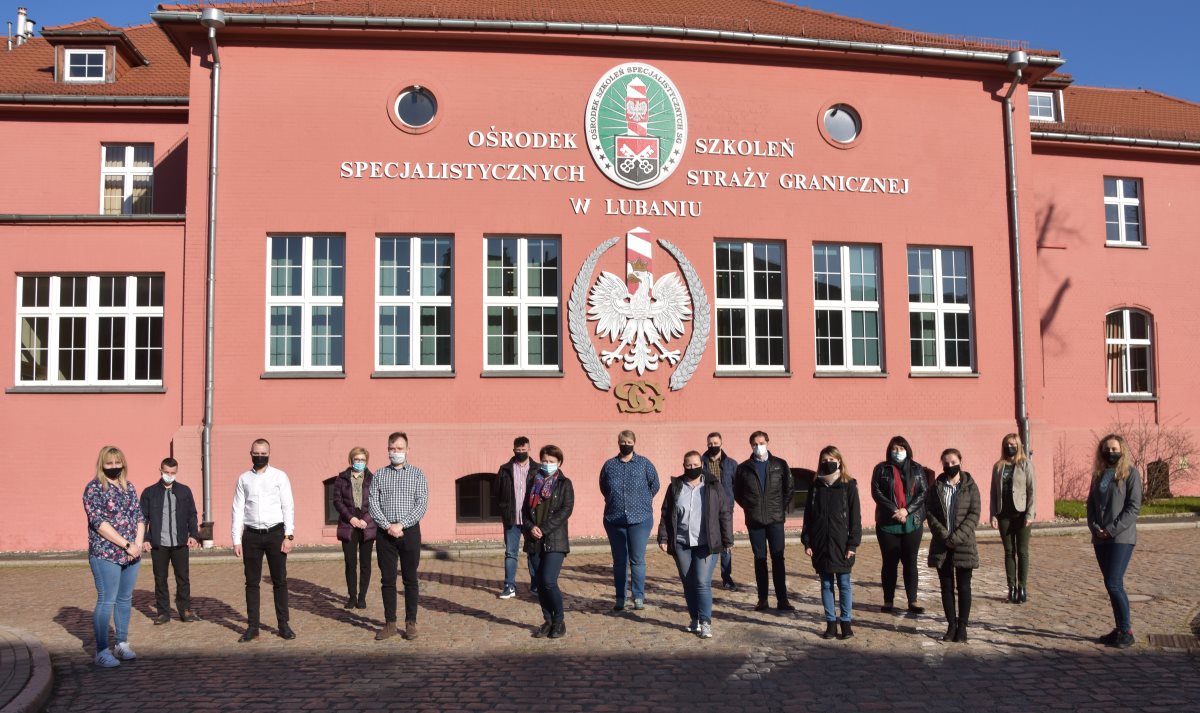 Uczestnicy kursu doskonalącego „Osoby z grup wrażliwych w procedurze administracyjnej” stoją przed budynkiem OSS SG w Lubaniu