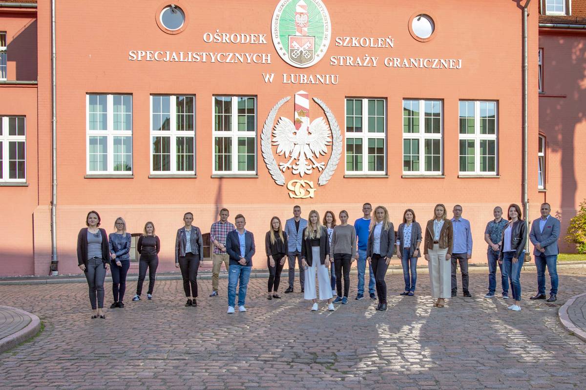 grupa kursantów na tle budynku OSS SG