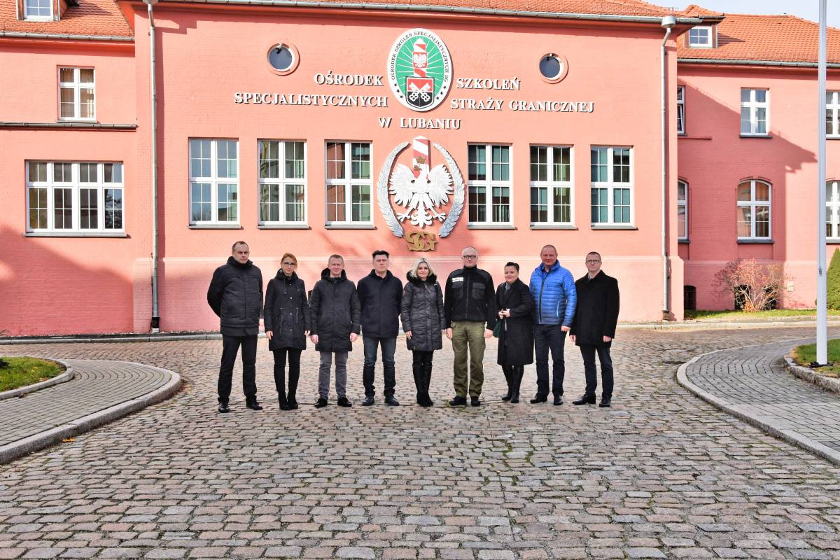 Goście z Litwy i Łotwy na tle budynku Ośrodka