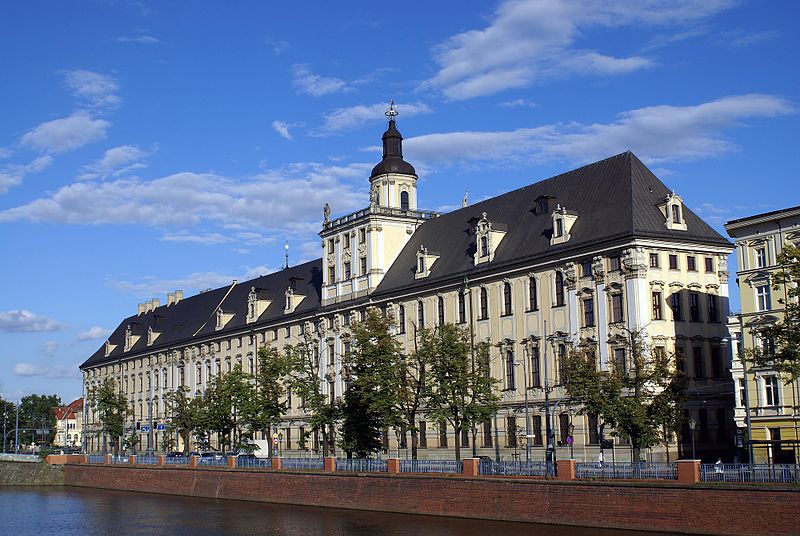 5716viki Uniwersytet Wrocławski - Gmach Główny widziany z Mostów Pomorskich. Foto Barbara Maliszewska