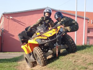  Dwóch funkcjonariuszy Straży Granicznej na pojeździe ATV w podczas pokonywania przeszkody.