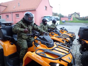  Trzech funkcjonariuszy Straży Granicznej na pojazdach ATV.
