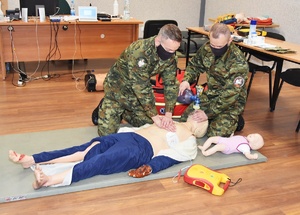Funkcjonariusze Straży Granicznej podczas szkolenia udzielanie pierwszej pomocy