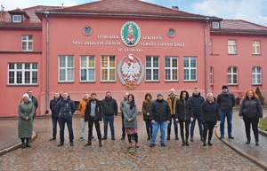 Zdjęcie grupowe uczestników szkolenia przed budynkiem Ośrodka