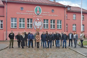 Zdjęcie grupowe uczestników kursu przed budynkiem Ośrodka