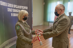 Komendant OSS SG w Lubaniu wręcza replikę szabli oficerskiej płk SG Małgorzacie Sakaluk