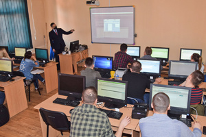 Funkcjonariusze podczas szkolenia w sali komputerowej