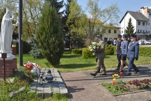 Przedstawiciele służb mundurowych składają kwiaty