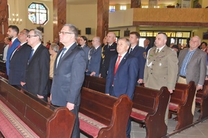 Przedstawiciele władz samorządowych i służb mundurowych podczas Mszy św.