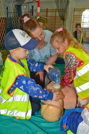 Dzieci udzielające pierwszej pomocy