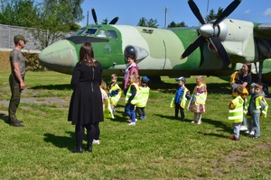 Dzieci oglądające samolot wykorzystywany do szkolenia psów