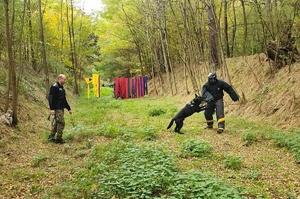 Dwóch funkcjonariuszy z psami podczas ćwiczeń poza terenem Ośrodka