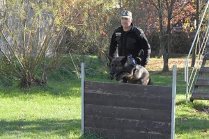 Funkcjonariusz z psem podczas ćwiczeń na terenie Ośrodka