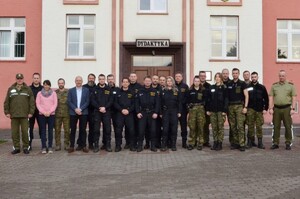 Pełnienie służby w ramach wspólnych polsko-czeskich patroli-zdjęcie grupowe uczestników