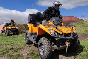 Trening bezpiecznej jazdy pojazdami ATV w różnych warunkach terenowych