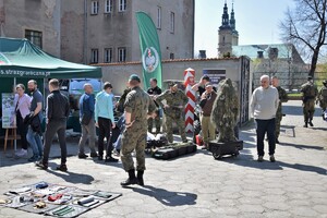 Promocja służby w Straży Granicznej podczas dni otwartych w Wojskowej Szkole Średniej im. Zawiszy Czarnego w Legnicy