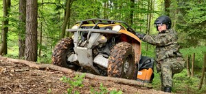 Trening bezpiecznej jazdy pojazdami ATV w różnych warunkach terenowych