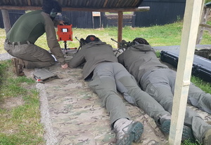 Funkcjonariusze z Wydziału Zabezpieczenia Działań testują amunicje