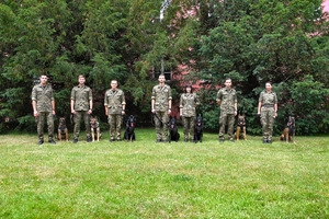 Zakończenie szkolenia specjalistycznego z zakresu kynologii służbowej przewodników psów specjalnych do wyszukiwania materiałów wybuchowych i broni
