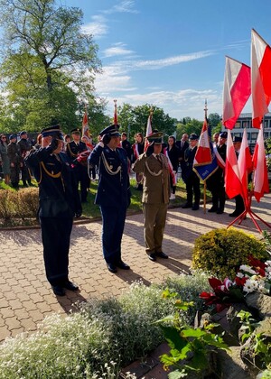 Przedstawiciele służb mundurowych oddają honor przed kurhanem Józefa Piłsudskiego
