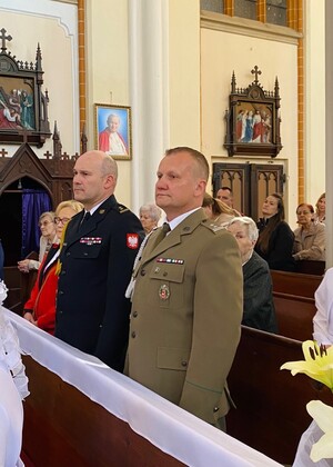 Dwóch przedstawicieli służb mundurowych podczas mszy w Kościele pw. Świętej Trójcy