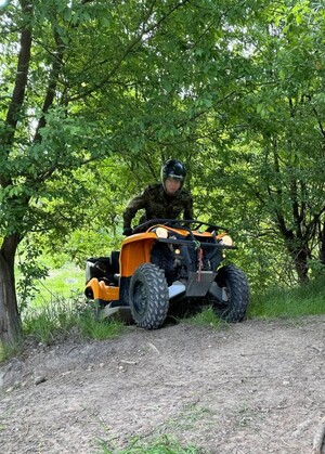 Funkcjonariusz Straży Granicznej na pojeździe ATV podczas szkolenia w terenie