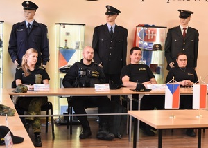 Dwóch funkcjonariuszy SG oraz dwóch funkcjonariuszy Policji Czeskiej w sali wykładowej w tle manekiny w mundurach