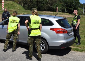 Dwie funkcjonariuszki SG oraz dwóch funkcjonariuszy Policji Czeskiej w trakcie zajęć przy pojeździe