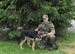 Funkcjonariusz SG  z psem służbowym na terenie OSS SG w Lubaniu