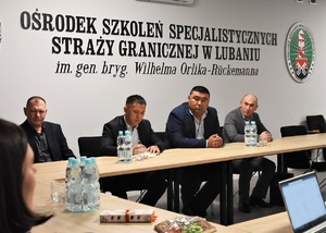 Przedstawiciele Republiki Kirgistanu w sali odpraw Ośrodka