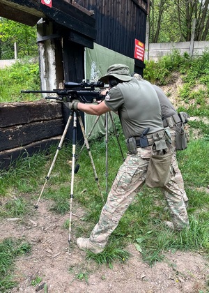 Funkcjonariusz SG w trakcie zajęć na strzelnicy
