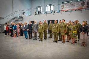 Grupa odznaczonych funkcjonariuszy i pracowników w hangarze OSS SG w Lubaniu