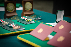 Odznaczenia i medale przed wręczeniem, leżące na stole