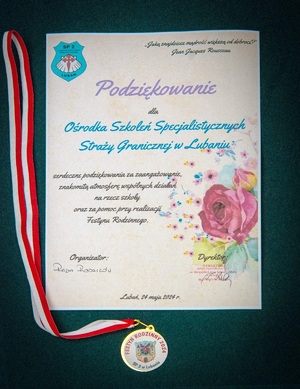 Dyplom z podziękowaniami oraz medal dla OSS SG za udział w Festynie rodzinnym w Lubaniu