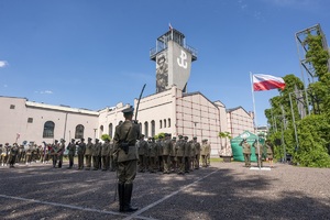 Funkcjonariusze SG podczas uroczystości przed Muzeum Powstania Warszawskiego