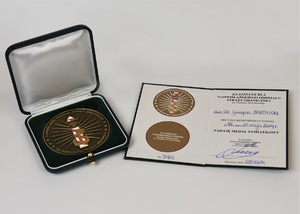Zdjęcie Medalu Pamiątkowego „Za Zasługi dla Nadwiślańskiego Oddziału Straży Granicznej” z legitymacją