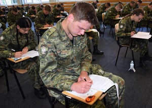 Kursant szkolenia w zakresie szkoły podoficerskiej podczas egzaminu