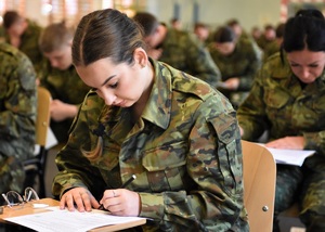 Kursantka szkolenia w zakresie szkoły podoficerskiej podczas egzaminu