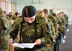 Kursantka szkolenia w zakresie szkoły podoficerskiej podczas egzaminu