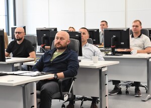 Uczestnicy szkolenia w trakcie zajęć w sali komputerowej
