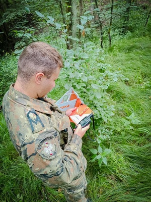 Funkcjonariusz SG w trakcie zajęć w terenie z urządzeniami GPS