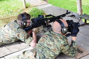 Dwóch funkcjonariuszy SG podczas treningu strzeleckiego